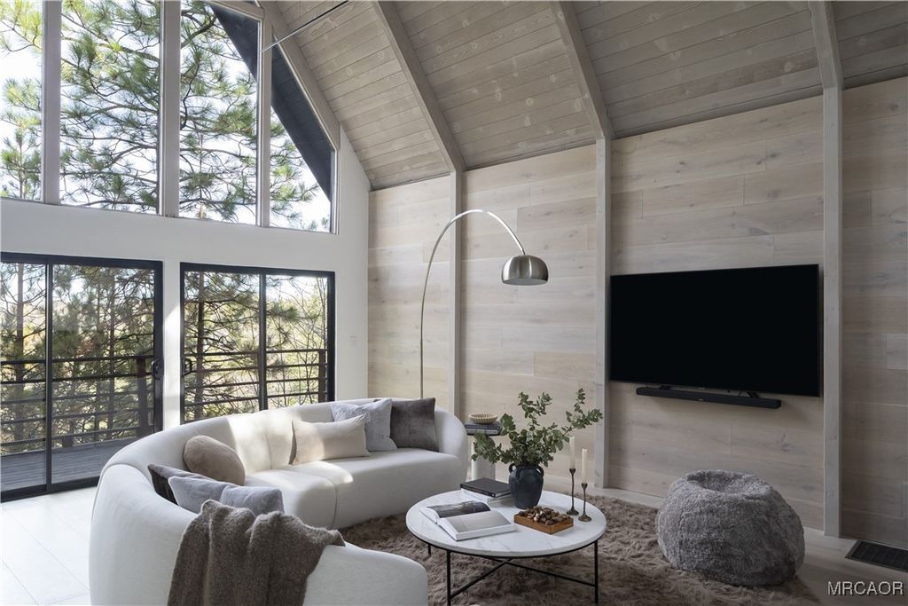 Photo of 28287 Bern Lane, Lake Arrowhead, CA 92352 (MLS # 32502884)