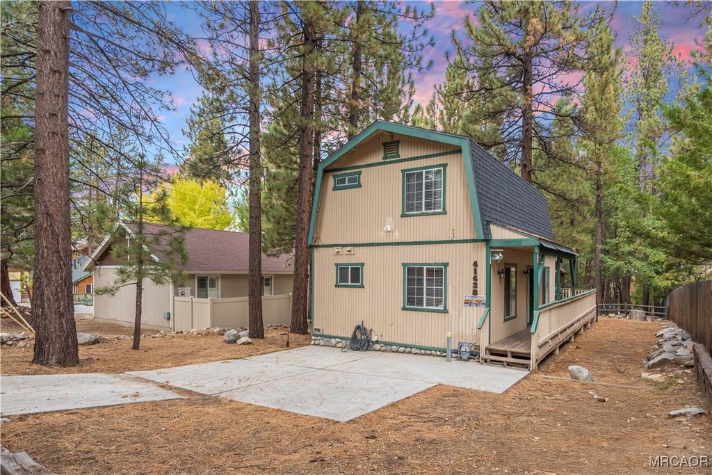 Photo of 41438 Oak Street, Big Bear Lake, CA 92315 (MLS # 32502369)