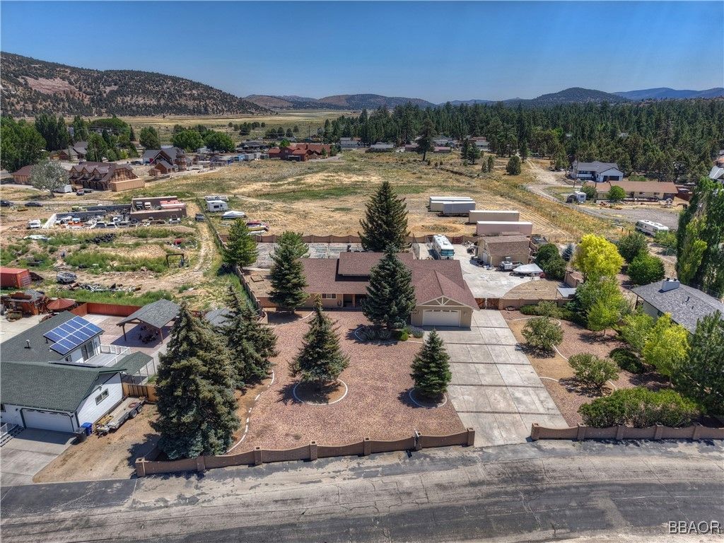 Photo of 908 Mount Doble Drive, Big Bear City, CA 92314 (MLS # 32502077)