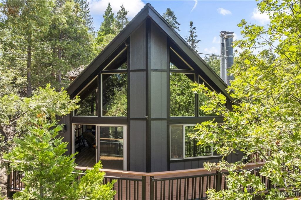 Photo of 260 El Dorado Drive, Lake Arrowhead, CA 92352 (MLS # 32502480)