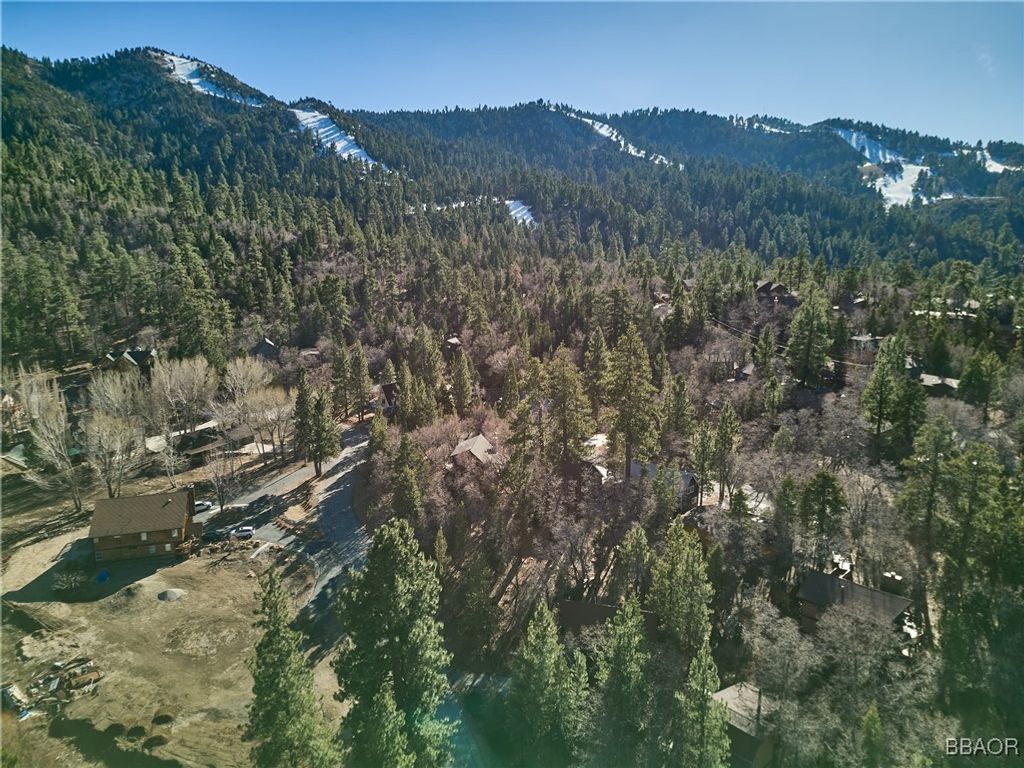 Photo of 43535 Shasta Road, Big Bear Lake, CA 92315 (MLS # 32500403)