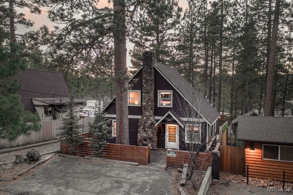 Photo of 332 Vista Lane, Big Bear Lake, CA 92315 (MLS # 32600173)