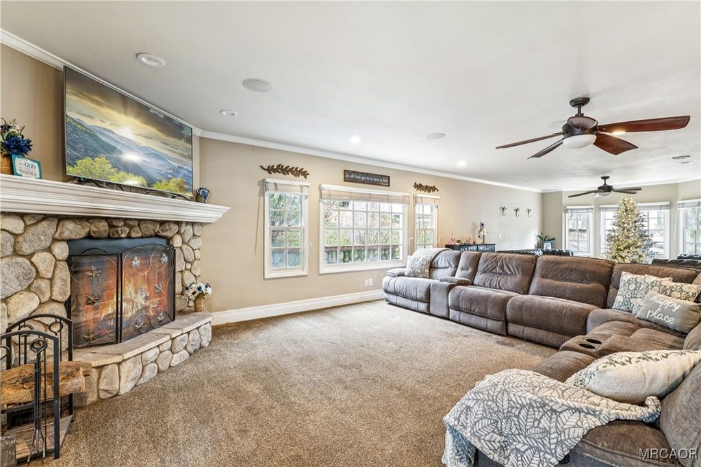 Photo of 26461 Hillcrest Lane, Lake Arrowhead, CA 92352 (MLS # 32600104)