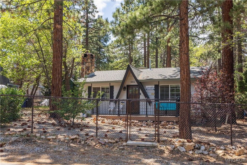 Photo of 682 Maple Lane, Sugarloaf, CA 92386 (MLS # 32600129)