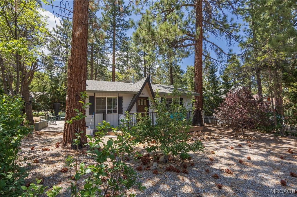 Photo of 682 Maple Lane, Sugarloaf, CA 92386 (MLS # 32600129)