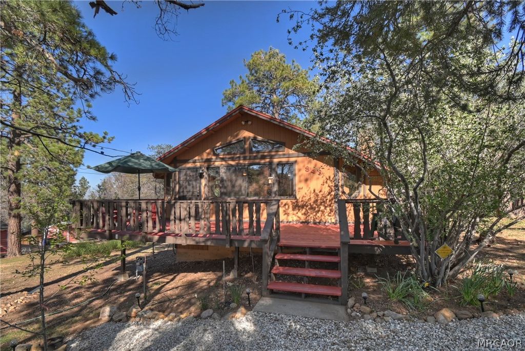 Photo of 843 Victoria Lane, Sugarloaf, CA 92386 (MLS # 32600569)