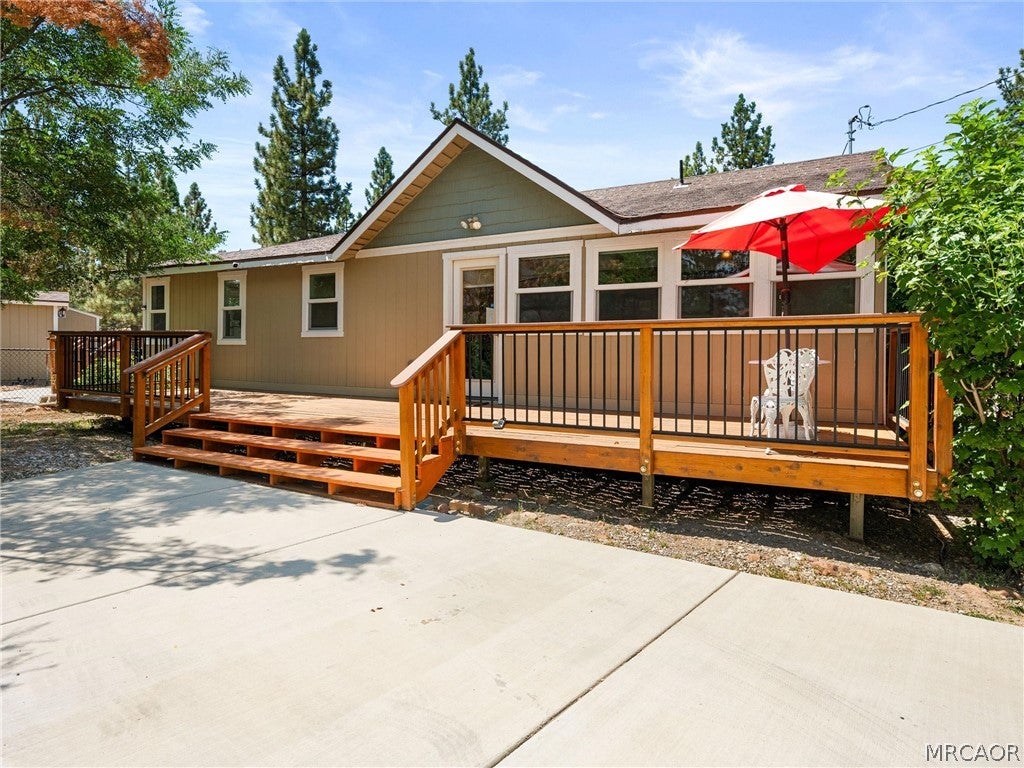 Photo of 40083 Lakeview Drive, Big Bear Lake, CA 92315 (MLS # 32601913)