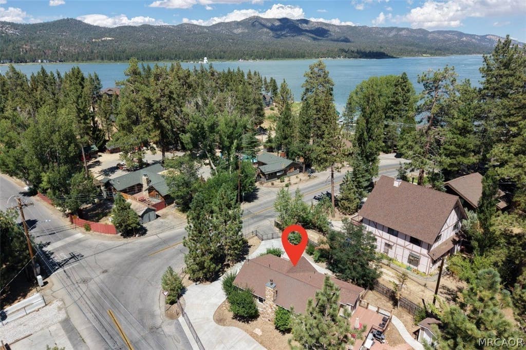 Photo of 40083 Lakeview Drive, Big Bear Lake, CA 92315 (MLS # 32601913)