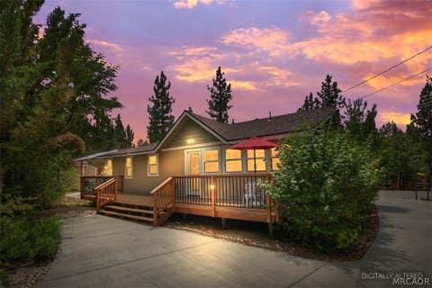Photo of 40083 Lakeview Drive, Big Bear Lake, CA 92315 (MLS # 32601913)