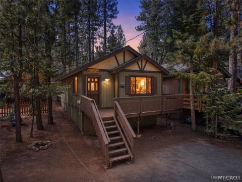 Photo of 42587 Cedar Avenue, Big Bear Lake, CA 92315 (MLS # 32602024)
