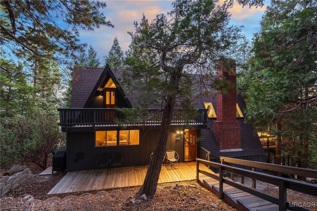 Photo of 399 Rainier Road, Lake Arrowhead, CA 92352 (MLS # 32502346)