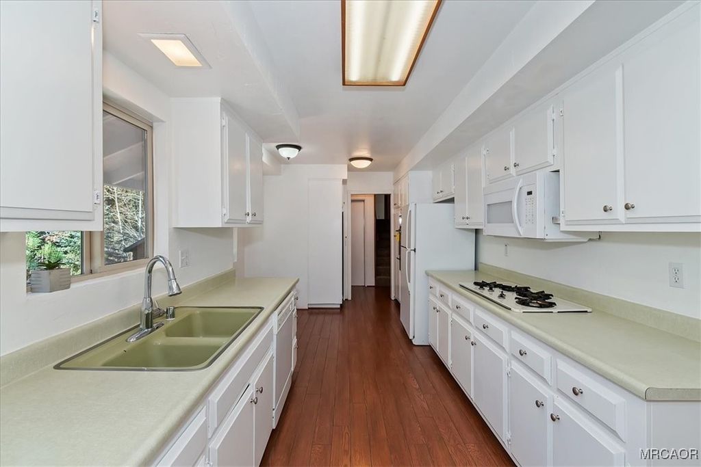 Photo of 383 Catalina Road, Big Bear Lake, CA 92315 (MLS # 32502861)