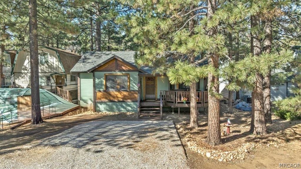 Photo of 358 Victoria Lane, Sugarloaf, CA 92386 (MLS # 32600287)