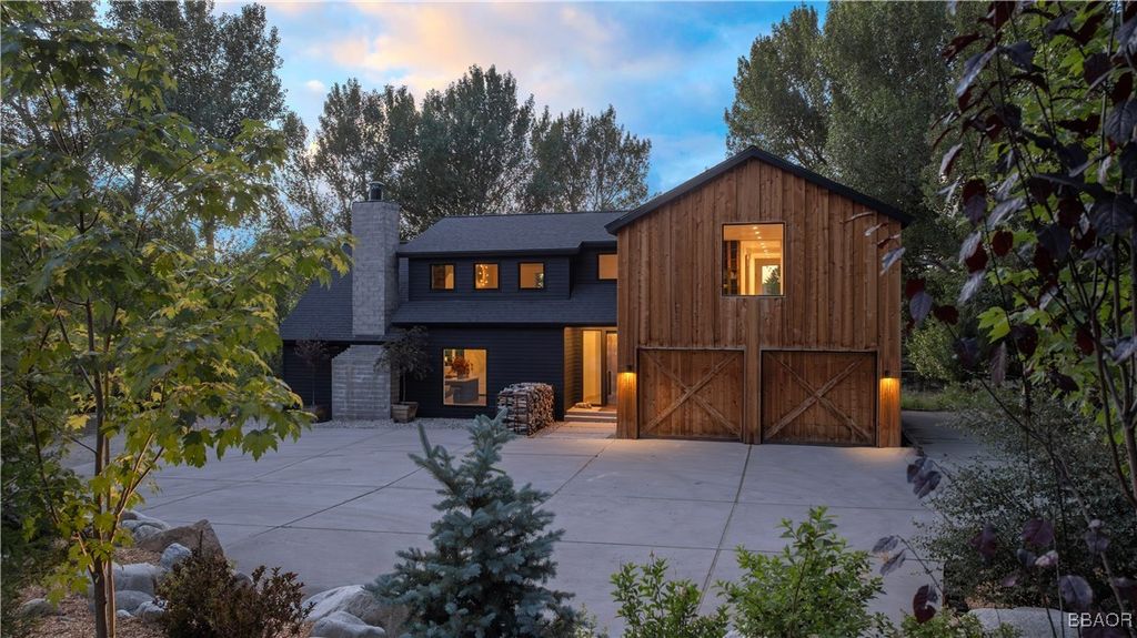 Photo of 43612 Shasta Road, Big Bear Lake, CA 92315 (MLS # 32501641)