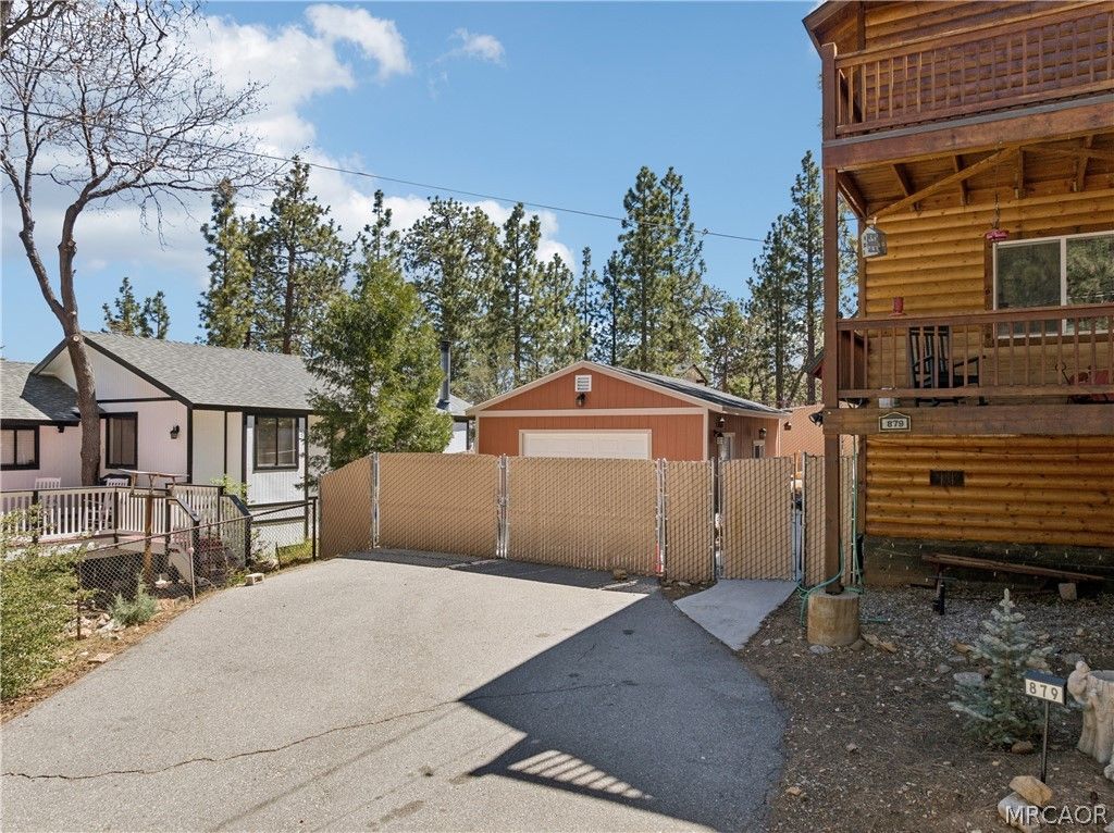 Photo of 879 Spruce Lane, Sugarloaf, CA 92386 (MLS # 32601054)