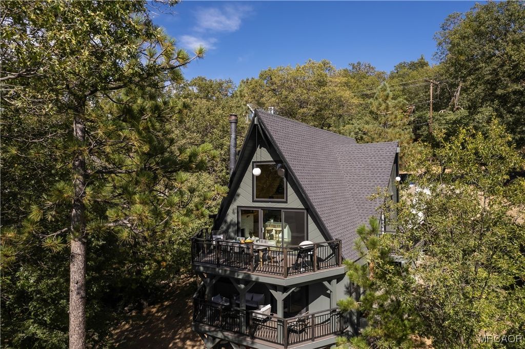 Photo of 1340 Yosemite Drive, Lake Arrowhead, CA 92352 (MLS # 32502686)