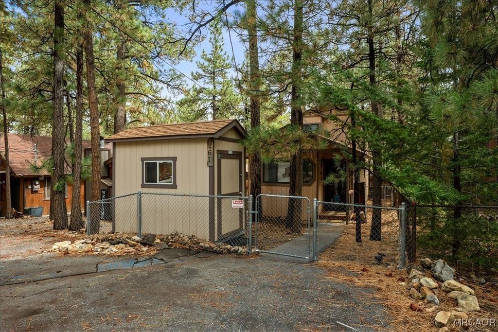 Photo of 267 Spruce Lane, Sugarloaf, CA 92386 (MLS # 32502313)