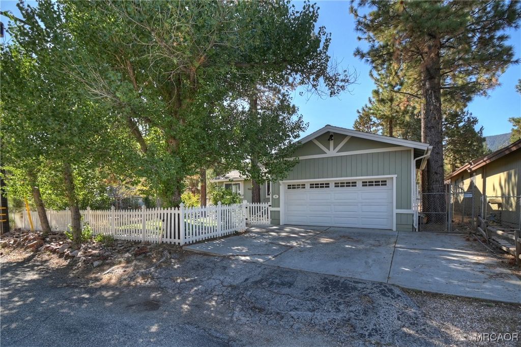 Photo of 2208 Manzanita Lane, Big Bear City, CA 92314 (MLS # 32502299)