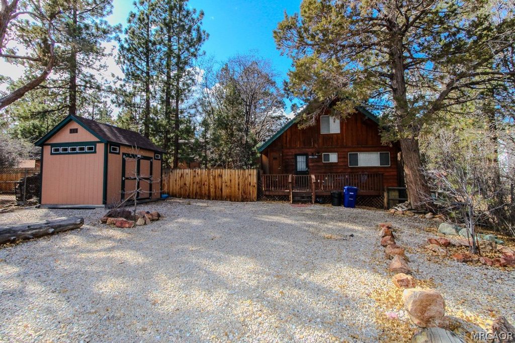 Photo of 533 Victoria Lane, Sugarloaf, CA 92386 (MLS # 32600257)