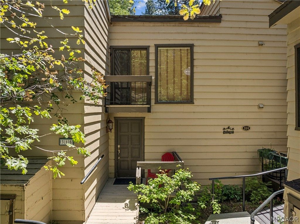 Photo of 27821 Peninsula Drive N #315, Lake Arrowhead, CA 92352 (MLS # 32601048)
