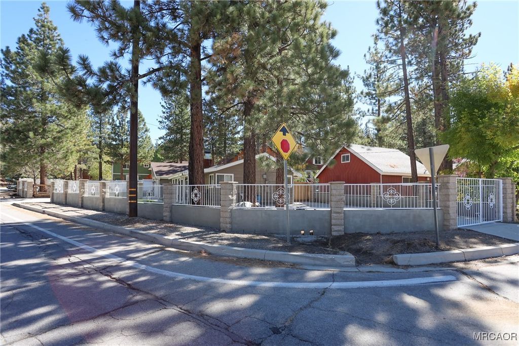 Photo of 41483 Park Avenue, Big Bear Lake, CA 92315 (MLS # 32502529)