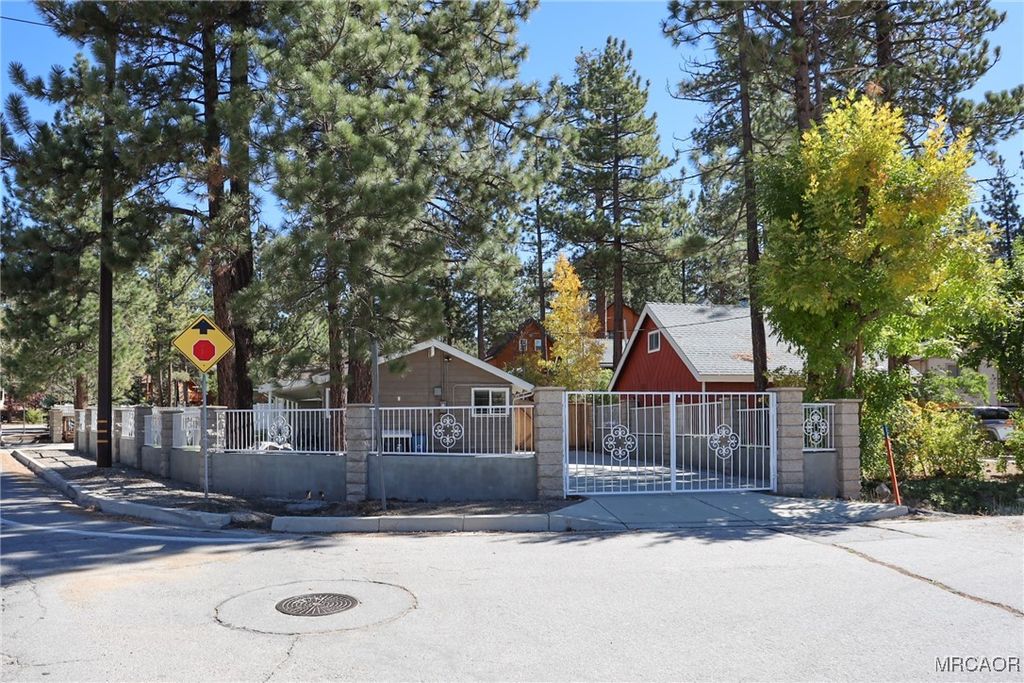 Photo of 41483 Park Avenue, Big Bear Lake, CA 92315 (MLS # 32502529)