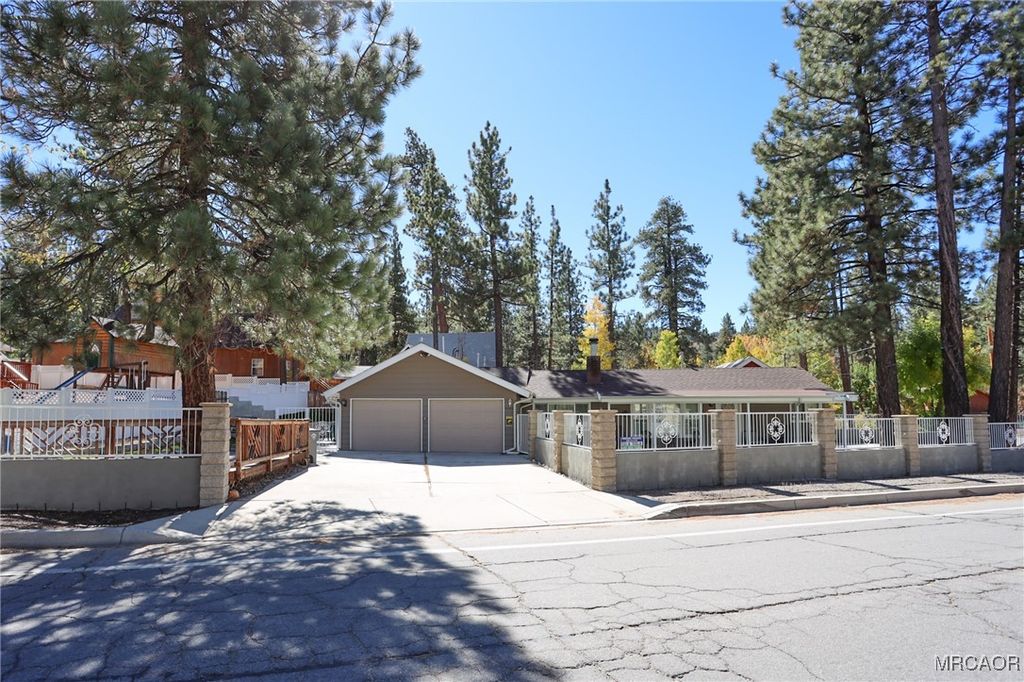 Photo of 41483 Park Avenue, Big Bear Lake, CA 92315 (MLS # 32502529)