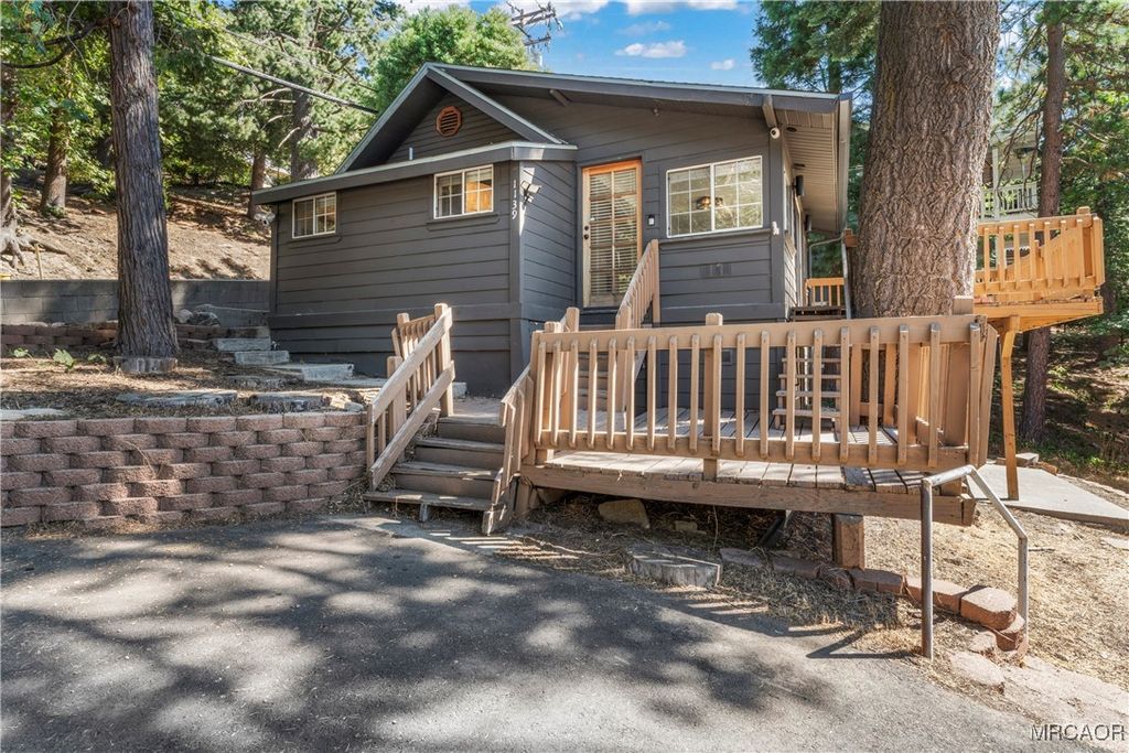 Photo of 1139 Bear Springs Road, Lake Arrowhead, CA 92391 (MLS # 32502403)