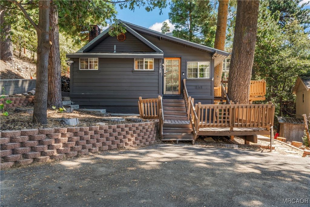 Photo of 1139 Bear Springs Road, Lake Arrowhead, CA 92391 (MLS # 32502403)