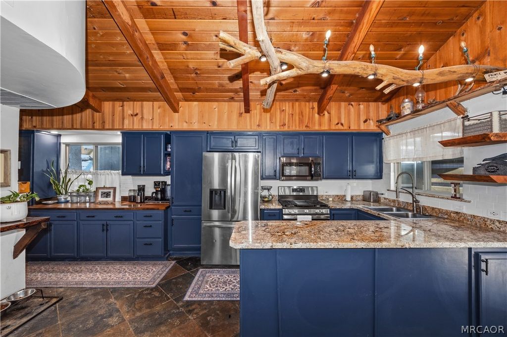 Photo of 521 Fir Drive, Green Valley Lake, CA 92341 (MLS # 32600934)