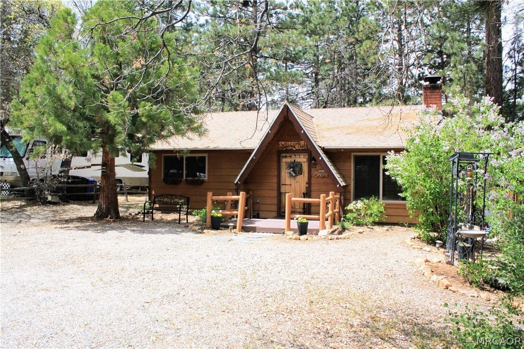 Photo of 328 Wabash Lane, Sugarloaf, CA 92386 (MLS # 32600378)