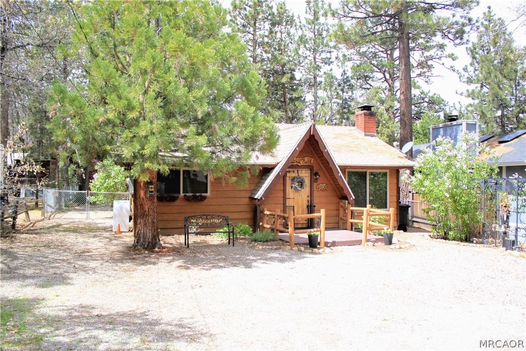 Photo of 328 Wabash Lane, Sugarloaf, CA 92386 (MLS # 32600378)