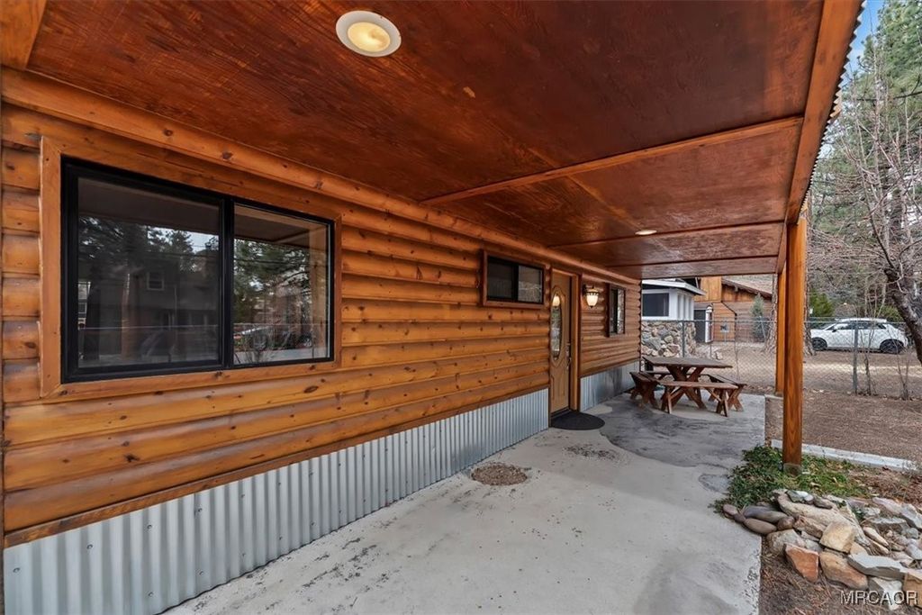 Photo of 917 Anita Avenue, Big Bear City, CA 92314 (MLS # 32600177)