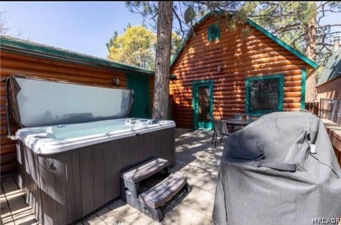 Photo of 437 Victoria Lane, Sugarloaf, CA 92386 (MLS # 32601721)