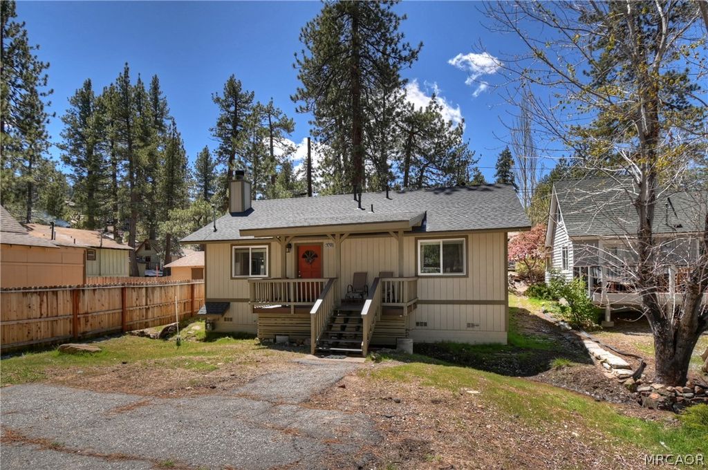Photo of 39298 Lark Road, Big Bear Lake, CA 92315 (MLS # 32600780)