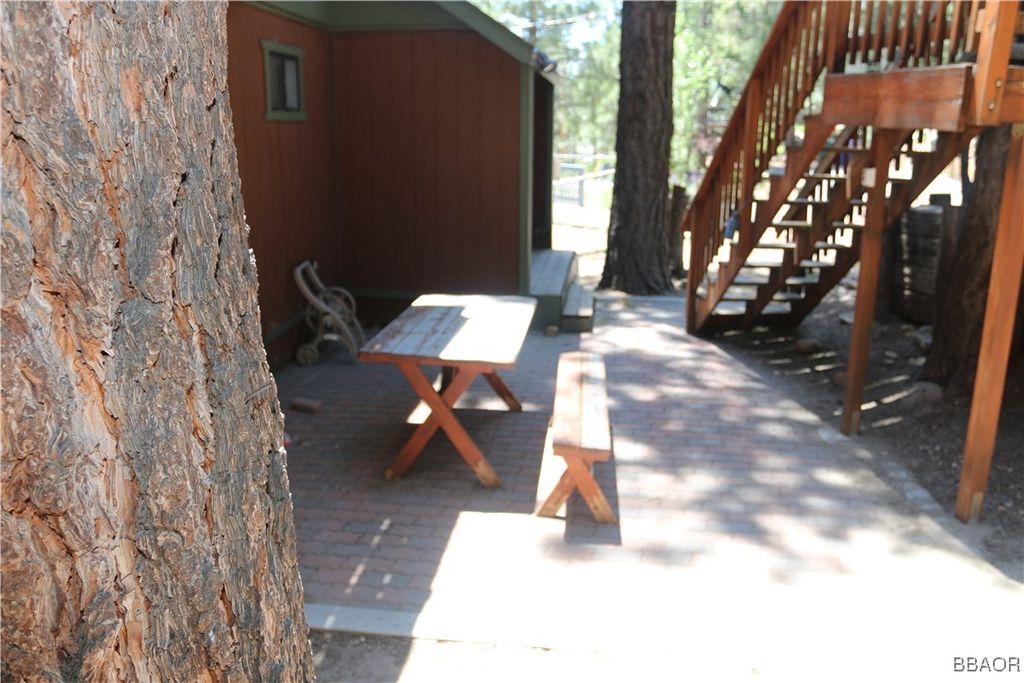 Photo of 42515 Alta Vista Avenue, Big Bear Lake, CA 92315 (MLS # 32501505)