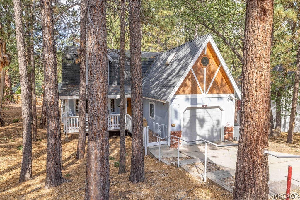 Photo of 41745 Comstock Lane, Big Bear Lake, CA 92315 (MLS # 32601912)