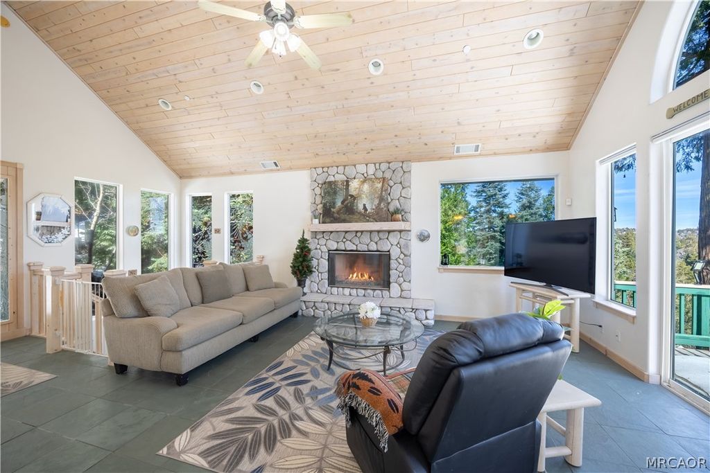 Photo of 277 Grizzly Road, Lake Arrowhead, CA 92317 (MLS # 32600344)