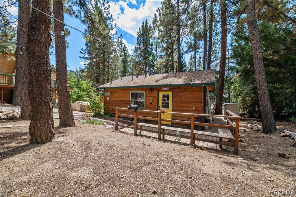 Photo of 42955 Encino Road, Big Bear Lake, CA 92315 (MLS # 32600236)