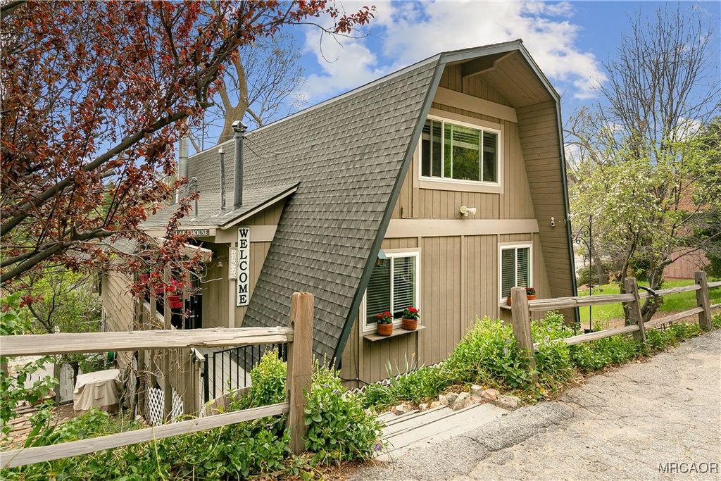 Photo of 27935 St Bernard Lane, Lake Arrowhead, CA 92352 (MLS # 32502875)