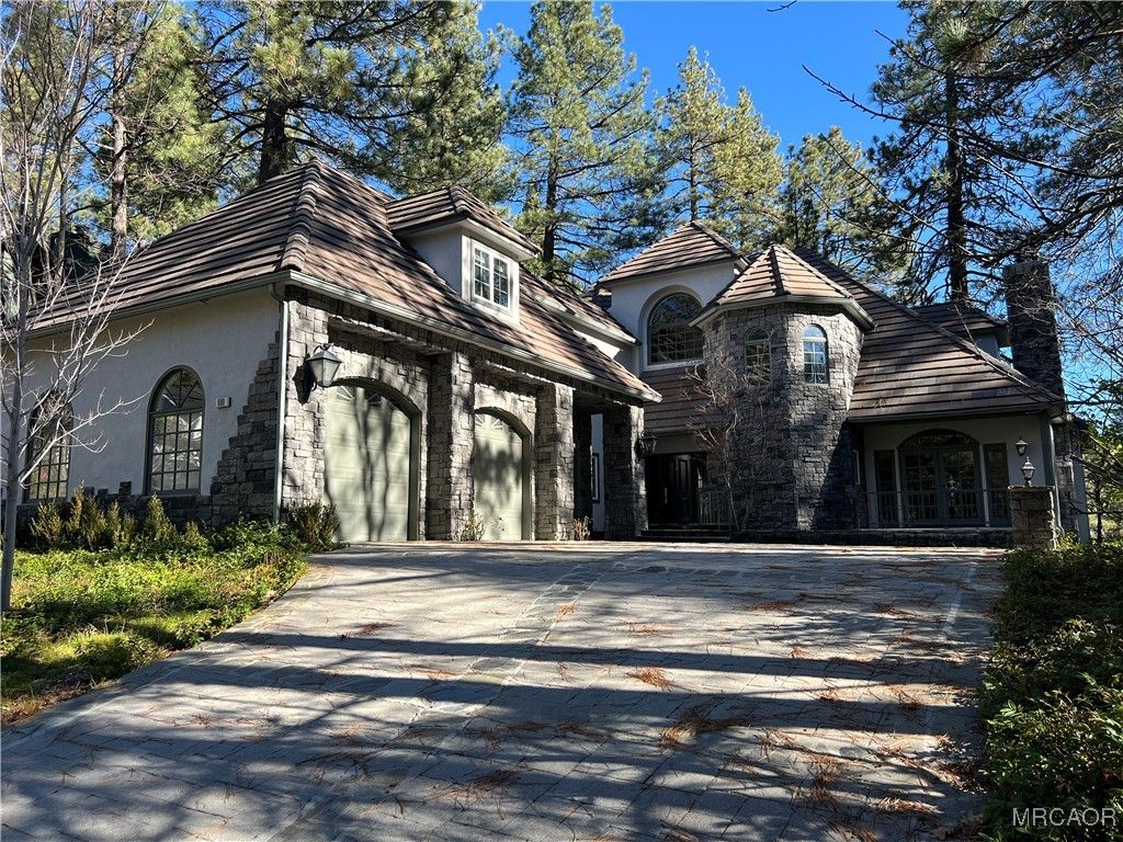 Photo of 699 Brentwood Drive, Lake Arrowhead, CA 92352 (MLS # 32502885)