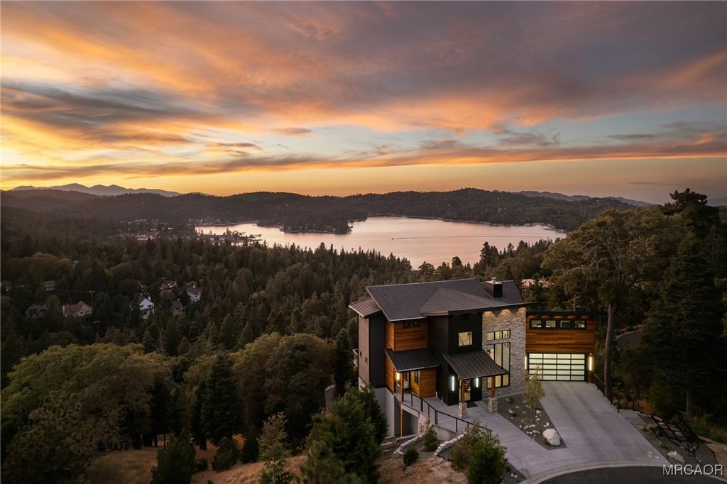 Photo of 292 Ponderosa Peak Road, Lake Arrowhead, CA 92352 (MLS # 32502542)