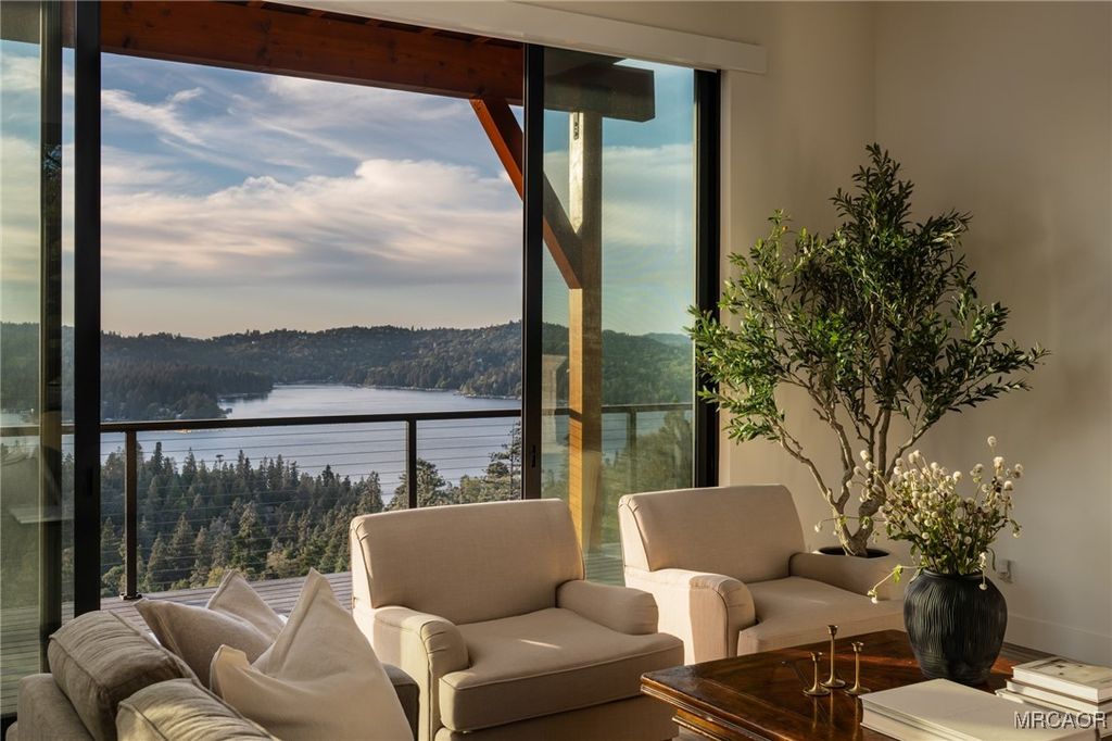 Photo of 292 Ponderosa Peak Road, Lake Arrowhead, CA 92352 (MLS # 32502542)