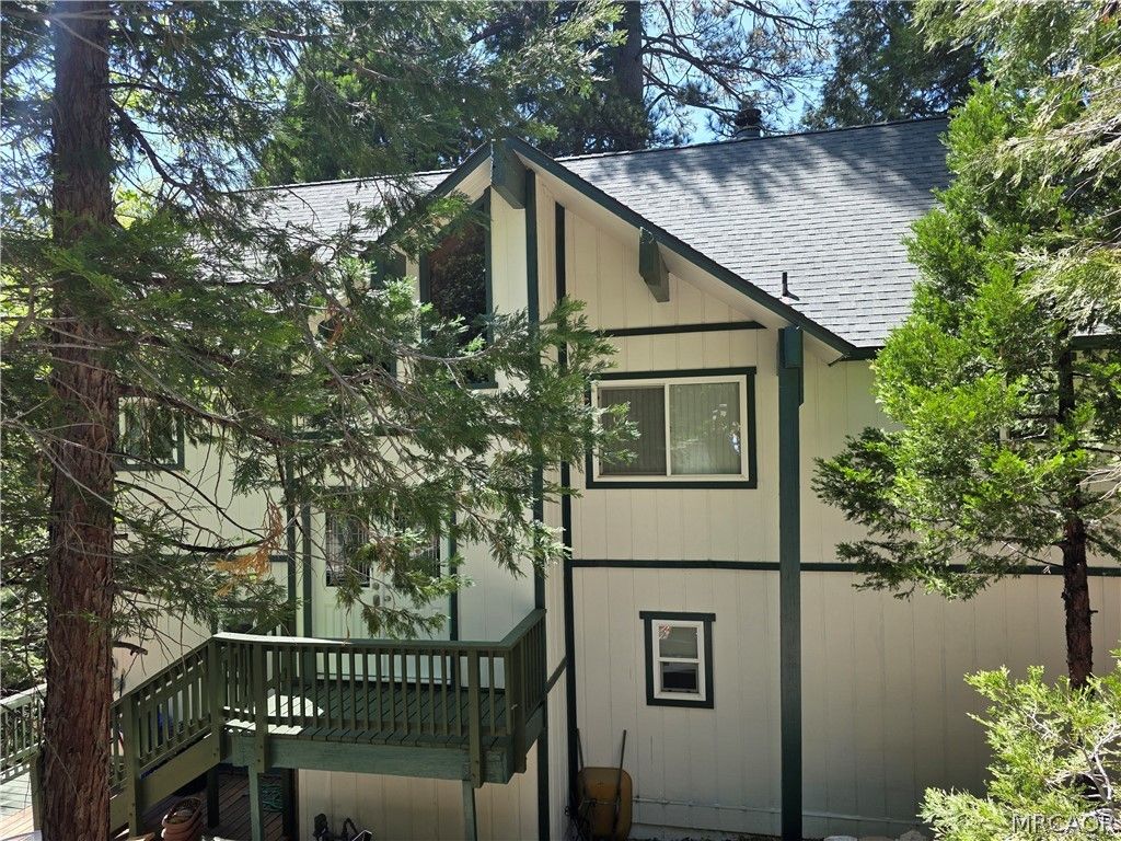 Photo of 582 Grass Valley Court, Lake Arrowhead, CA 92352 (MLS # 32601228)