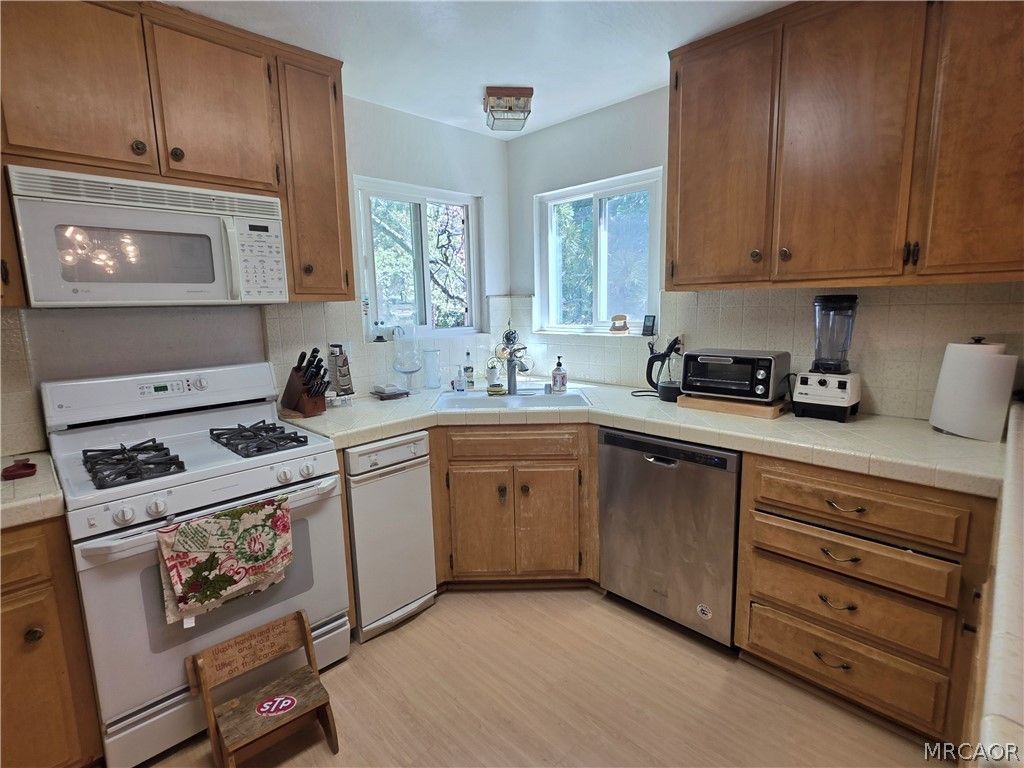 Photo of 582 Grass Valley Court, Lake Arrowhead, CA 92352 (MLS # 32601228)