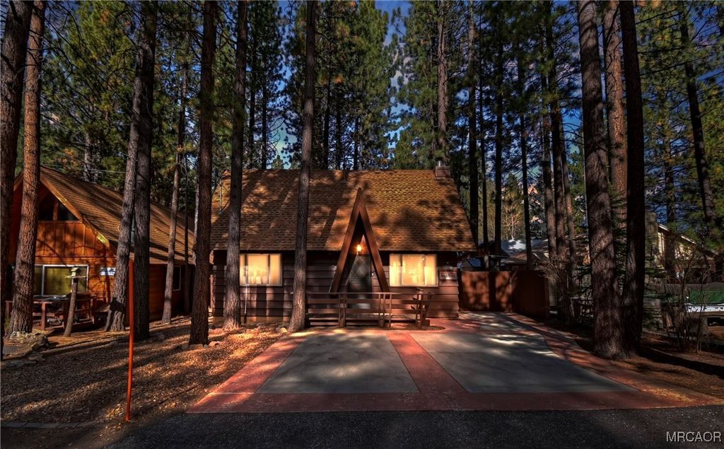 Photo of 42676 La Placida Avenue, Big Bear Lake, CA 92315 (MLS # 32600092)