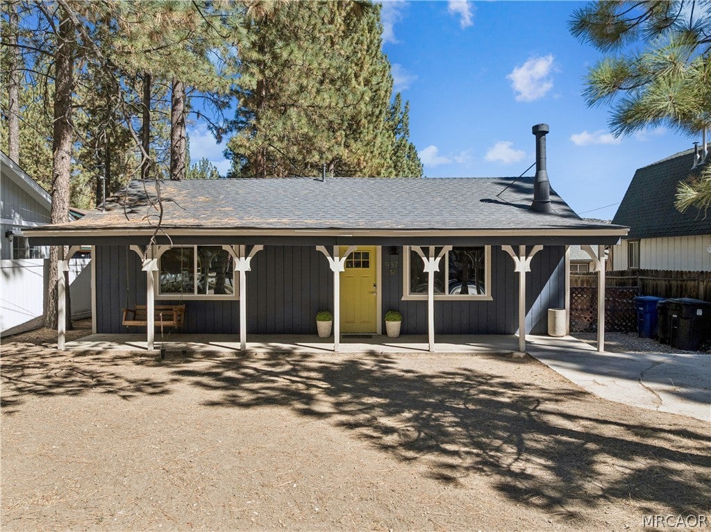 Photo of 937 E Fairway Boulevard, Big Bear City, CA 92314 (MLS # 32601949)