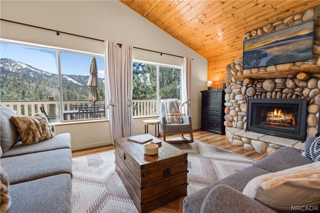 Photo of 43888 Yosemite Drive, Big Bear Lake, CA 92315 (MLS # 32600518)