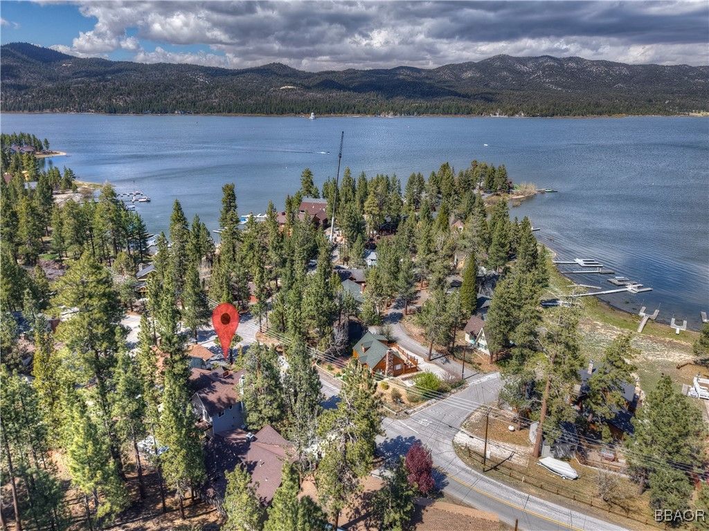 Photo of 40283 Lakeview Drive, Big Bear Lake, CA 92315 (MLS # 32501045)