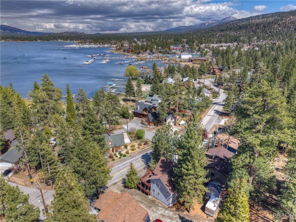 Photo of 40283 Lakeview Drive, Big Bear Lake, CA 92315 (MLS # 32501045)